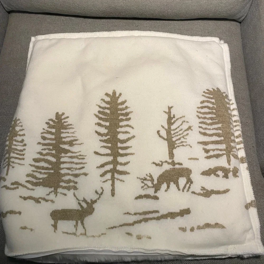 NWOT Aviva Stanoff winter pillow. Faux fur in ivory with gold design. 20x20